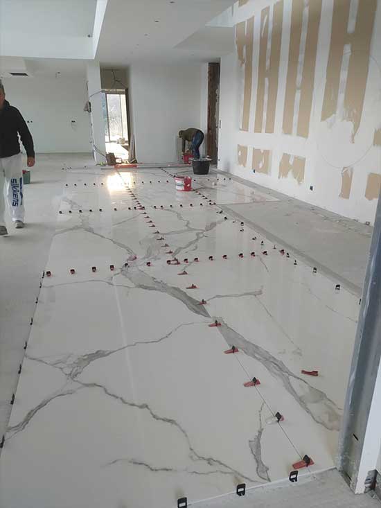 chantier de pose de carrelage (Nice-06)