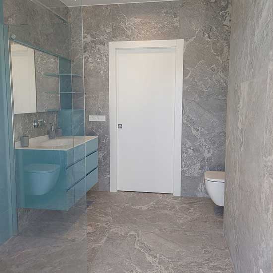 Pose du carrelage pour amenagement de salle de bain.