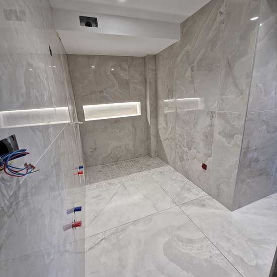 Carreleur de salle de bain.