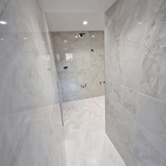 Pose de faïences salle de bain à Nice (06).